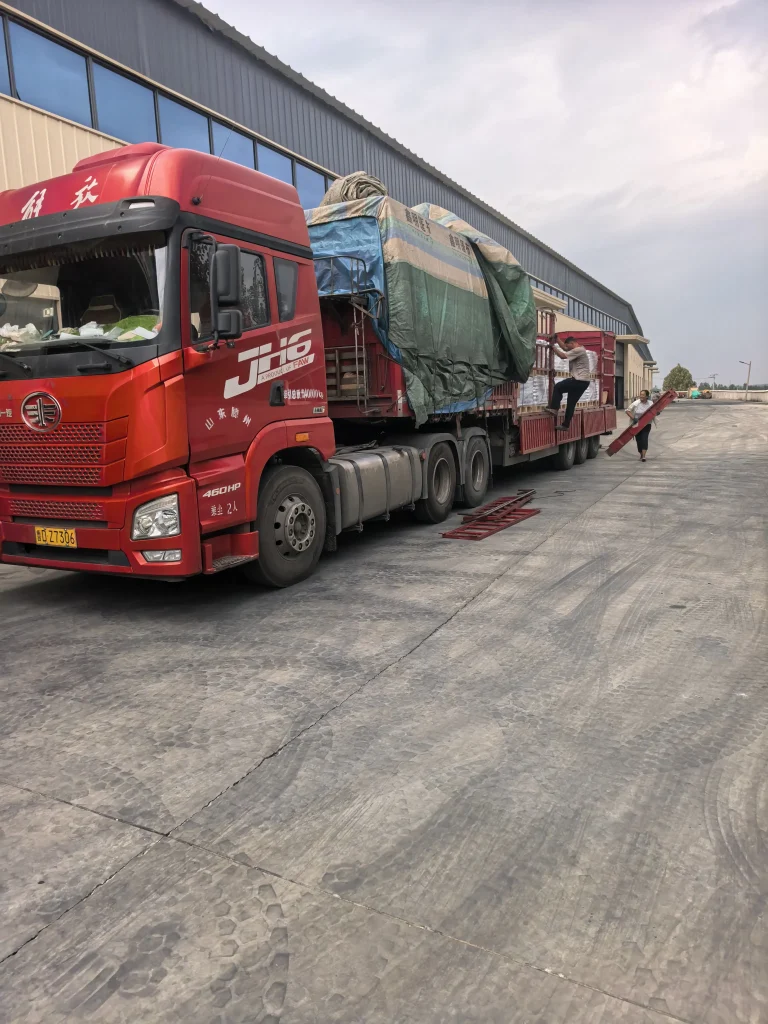 Bulk pool‑materials export loading scene